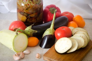 Konserve patlıcan kabak domates sarımsak kesme tahtası