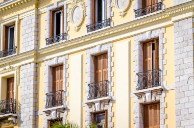 Görünümü üzerinde bir eski bina cephe, Menton, Fransa