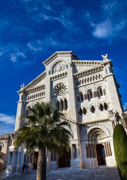 Fachada de catedral de Mónaco sobre fondo azul — Foto de Stock