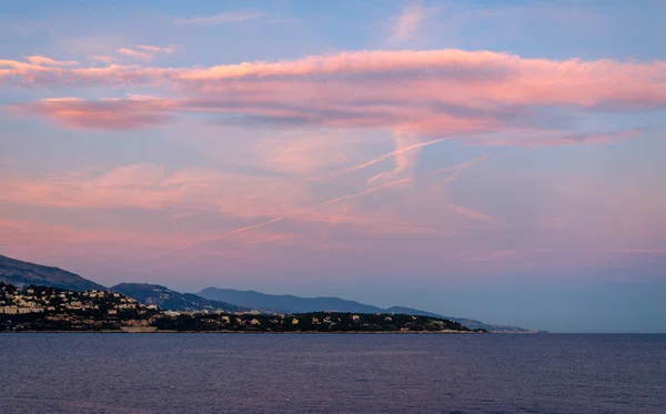 Lila solnedgång vid havet i Monaco — Stockfoto