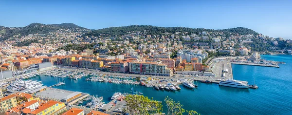 Vista panorâmica do porto de Nice e edifícios nas montanhas — Fotografia de Stock