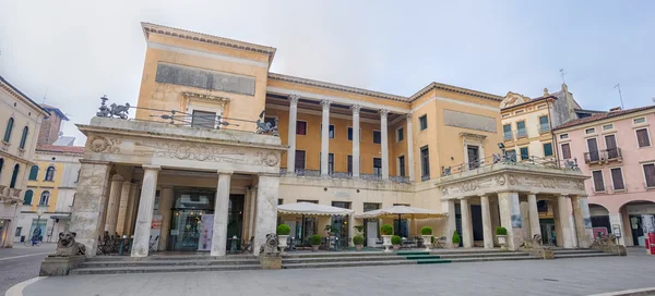 Plaza de Cappellato Pedrocchi vista sobre restaurante, Padova, italia — Foto de Stock