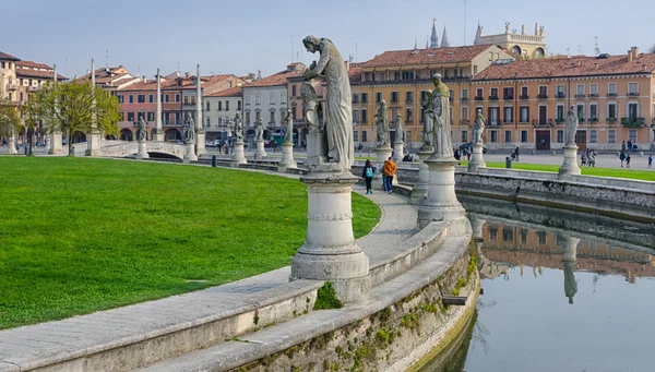 Las esculturas de Prato della Valle, Padova, Italia — Foto de Stock