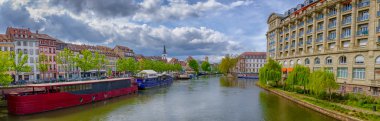 Panoramik nehir Strasbourg şehir merkezinde hasta üzerinde