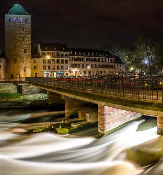 Strumień wody silne w zabytkowej dzielnicy Petite France, Strasburg — Zdjęcie stockowe