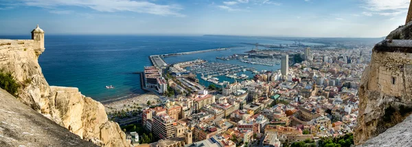 Alla Alicante i en bild med havet, hamnen, staden och slottet, Spanien — Stockfoto