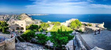 Avlu kale Santa Barbara ve deniz ufukta, Alicante, İspanya
