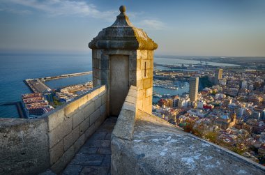Güneş ışığı, Alicante, İspanya Santa Barbara kalede dik küçük kule