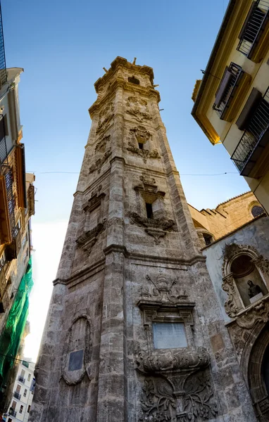 Vista dal basso della torre Santa Catalina a Valencia, Spagna — Foto Stock