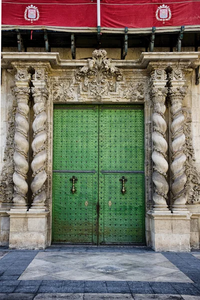 Forntida grön trä dörr av Alicantes stadshus, Spanien — Stockfoto