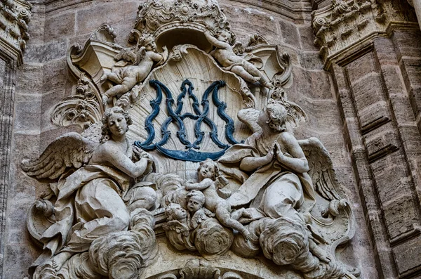 Jabón de tres dientes rodeado de ángeles en la fachada de la Catedral de Valencia, España — Foto de Stock