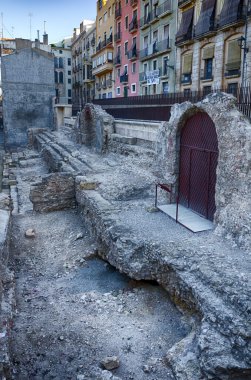Roma kalıntıları Tarragona, İspanya modern binalar arasında korunur