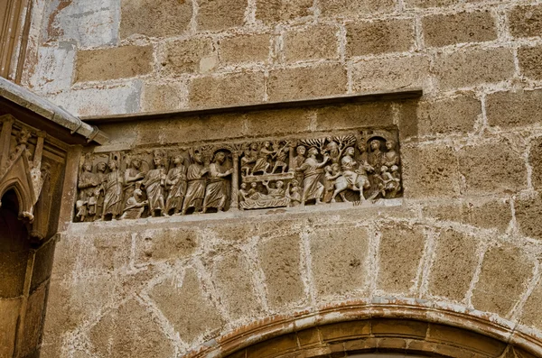 Mini dekoration på sandsten vägg av katedralen Tarragona, Spanien — Stockfoto