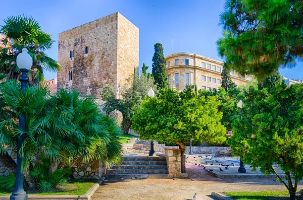 Parco vicino alla torre romana e residenza reale a Tarragona, Spagna — Foto Stock