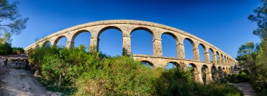 Panoramik alt görünümü büyük Roma su kemeri inşaat Tarragona, İspanya