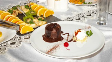 Dondurma ve nane şekerli çikolatalı şekerleme.