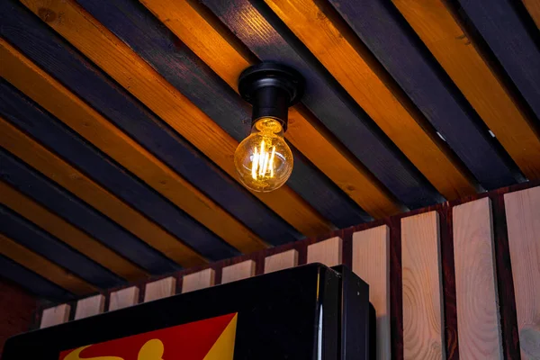 Dekoracyjne Antyczne Lampy Led Wiszą Suficie Ulicznej Gabloty Kawiarni — Zdjęcie stockowe