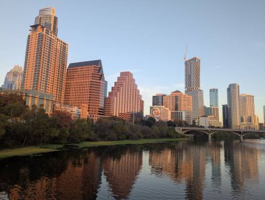 Austin şehri altın saatinde nehirde yankılanıyor