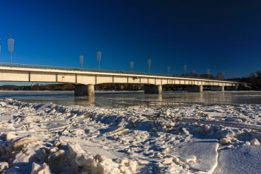 Kış nehir üzerinde köprü.