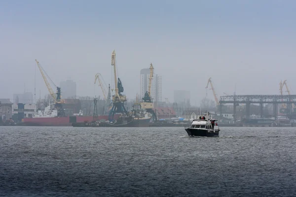 Fishermen boat leaves a port. — Stock Photo, Image