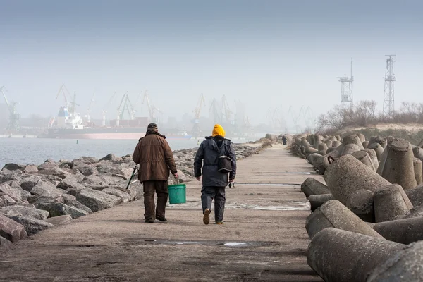 Balıkçı bir habour boyunca yürür .