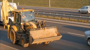 Traktör karayolu üzerinde.