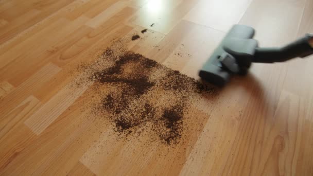 混乱の床を掃除機. — ストック動画