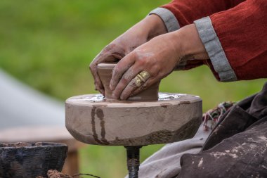 Geleneksel çanak çömlek yapımı.