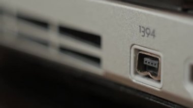 Dizüstü bilgisayarda FireWire bağlantısı.