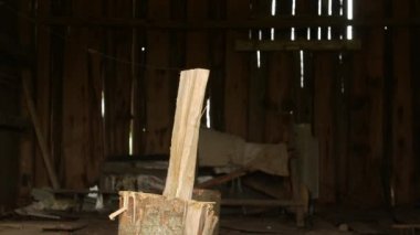 Odun kesmenin bir balta ile el mans.