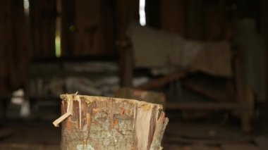 Bir güdük balta. Ağır çekim.