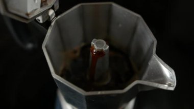 Vintage retro eski tepesine yakın çekim yaşlı klasik İtalyan usulü espresso pot kaynar kullanılan.