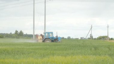 Traktör sprey alan kimyasal madde ile döllemek.