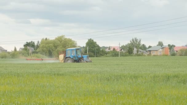 Trekker spray bemesten veld met chemicaliën. — Stockvideo