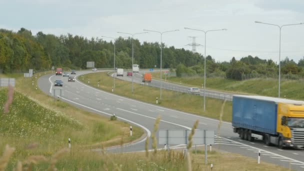 Muchos camiones y coches se mueven por carretera — Vídeo de stock