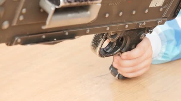 Kids hand touches a machine gun. — Stock Video