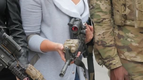 Pas de visage. personne méconnaissable de femme avec un pistolet macine dans sa main . — Video