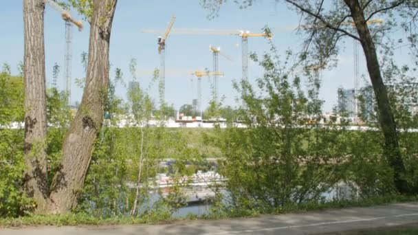 8 mai 2016, Vilnius Lituanie. Bâtiments résidentiels en construction au bord de la rivière Neris . — Video