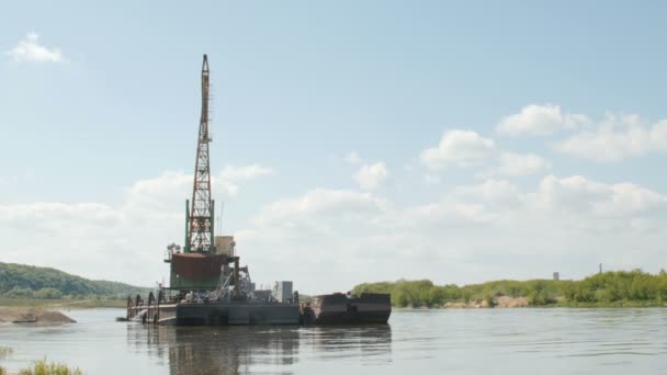 Obras de dragagem fluvial . — Vídeo de Stock