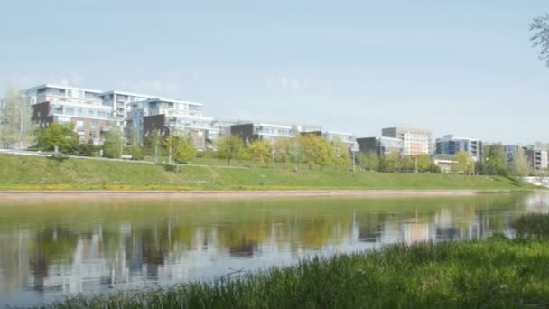 8, Vilnius Litauen maj 2016. Bostadshus byggs intill Neris floden vattnet. — Stockvideo