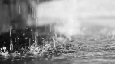 Damlama su, güneş ışığı altında Close-Up.