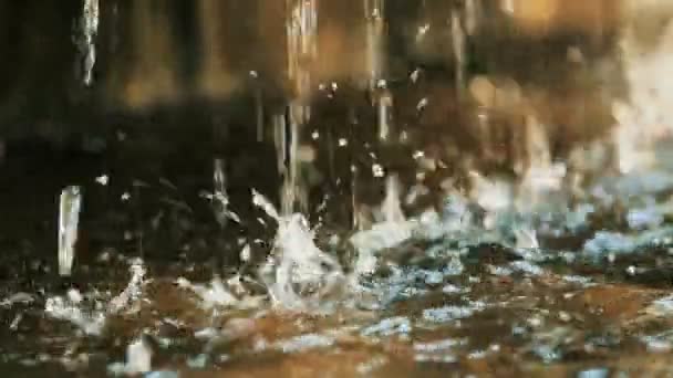 Close-up van het water druipende, in het zonlicht. — Stockvideo