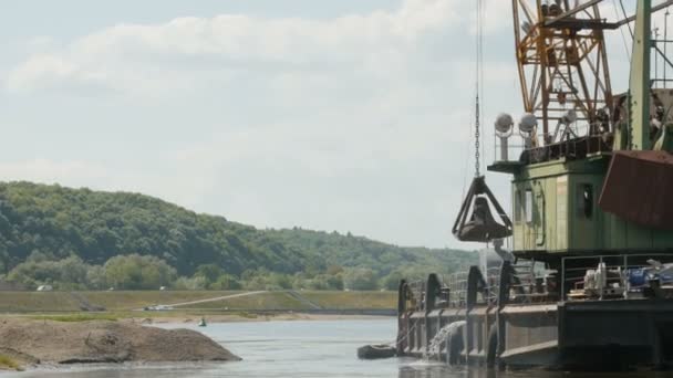 Obras de dragagem fluvial . — Vídeo de Stock