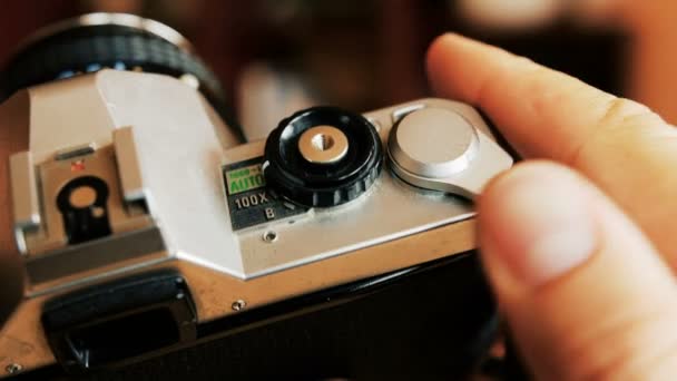 Старая камера в руках — стоковое видео