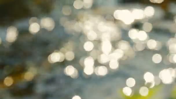 Réflexion solaire sur une surface d'eau 