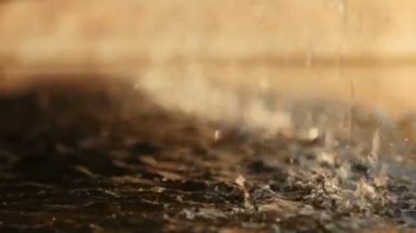 Damlama su, güneş ışığı altında Close-Up.