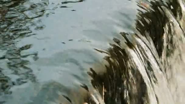 Stromende rivier water close-up. — Stockvideo