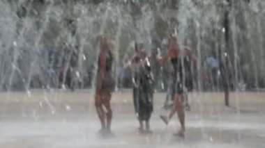 Çeşme ile çalışan kızlar