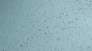 Yağmur damlaları cama düşer