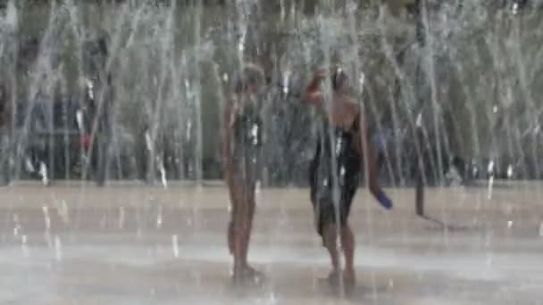 Ragazze che corrono attraverso la fontana — Video Stock